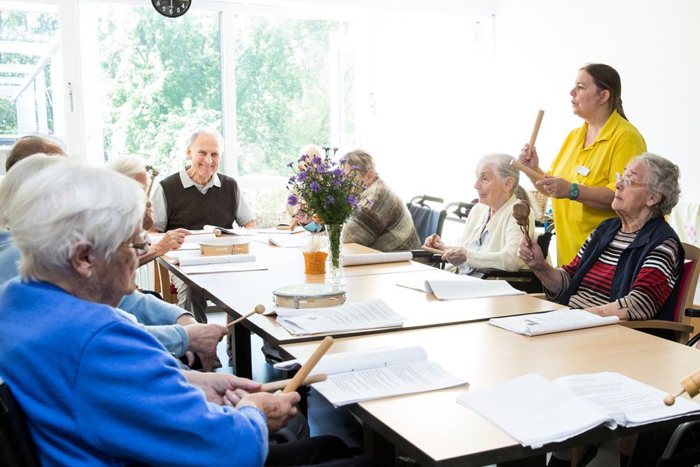 Bavaria Senioren- und Pflegeheim: Bewohnerinnen und Bewohner beim Musizieren