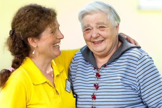 Bavaria Senioren- und Pflegeheim: Mitarbeiterin und Bewohnerin